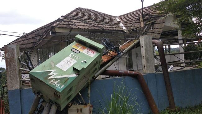 foto-foto-tiang-listrik-roboh-imbas-gempa-di-cianjur-2_169